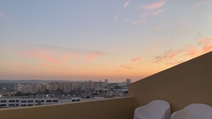 A cityscape at dusk with buildings and a clear sky. - Discovery Apartment Carnaxide (Oeiras)