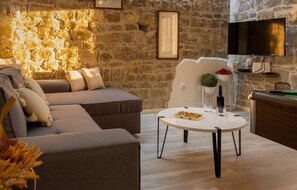 Télévision, baby-foot, table de tennis de table