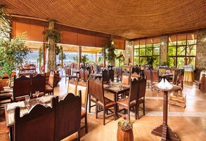 供应早餐、午餐和晚餐，国际美食