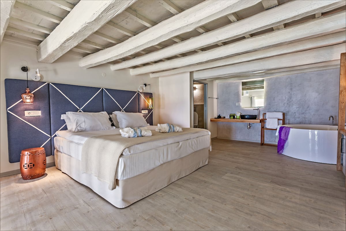 Suite, vistas a la piscina (Split Level) | Ropa de cama de alta calidad, minibar, caja fuerte y escritorio