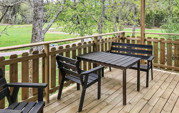 Outdoor dining - Beautiful home in Bullaren with kitchen (Bullaren)