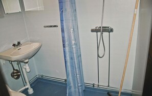 Shower - Beautiful home in Bullaren with kitchen (Bullaren)