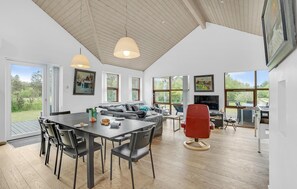 Télévision, cheminée, baby-foot