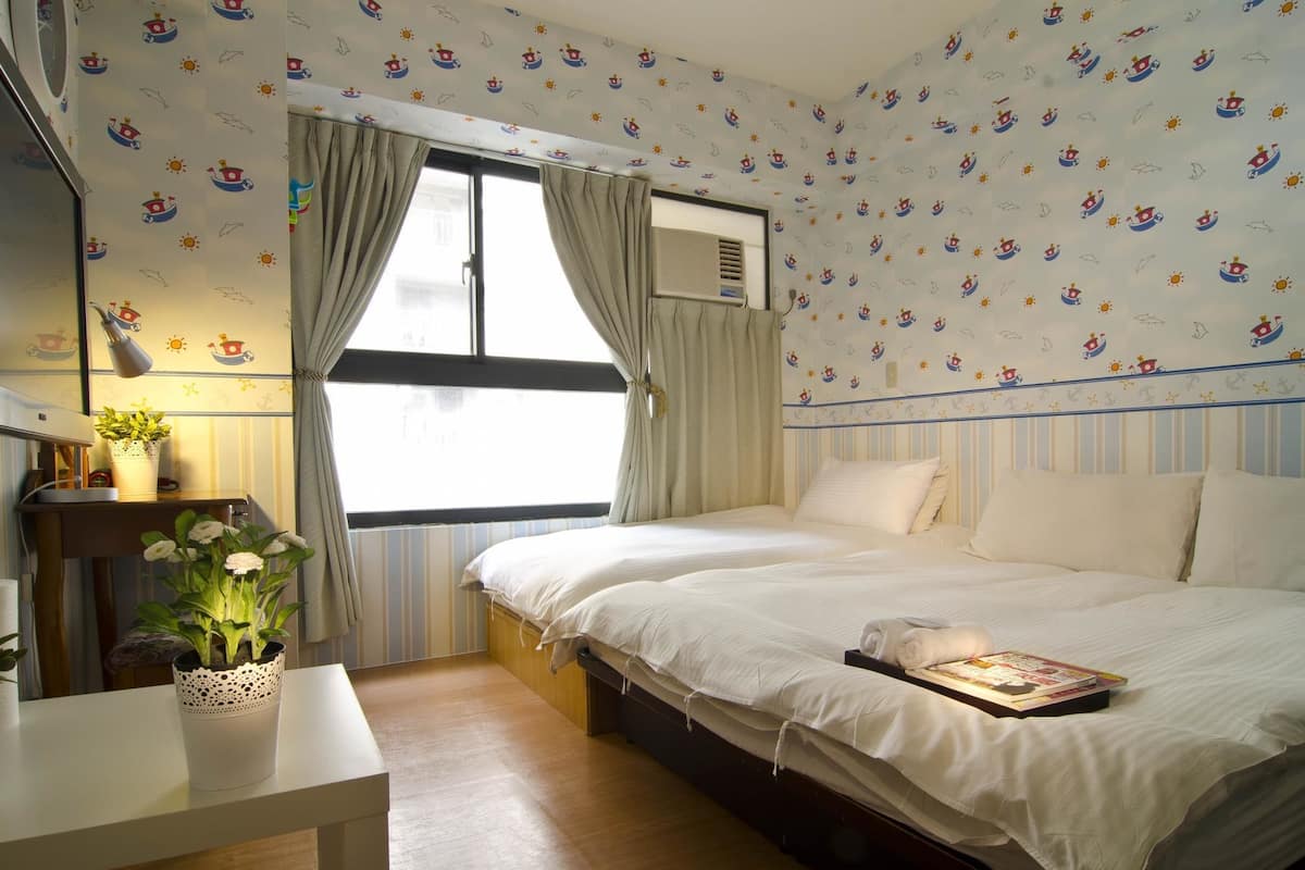 Triple Room | Desk