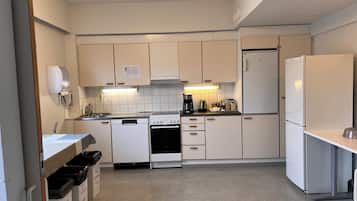 Lemari es di ruangan bersama dan microwave di ruangan umum