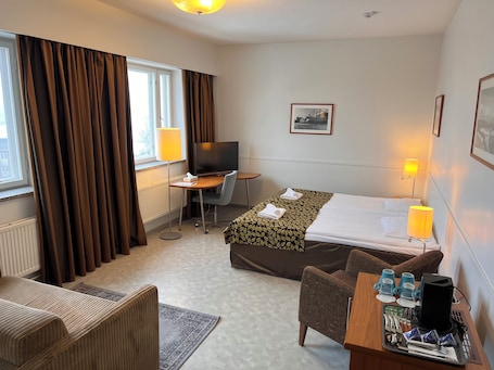 Escritorio, tabla de planchar con plancha, wifi gratis y ropa de cama . Budget Hotel Easystay