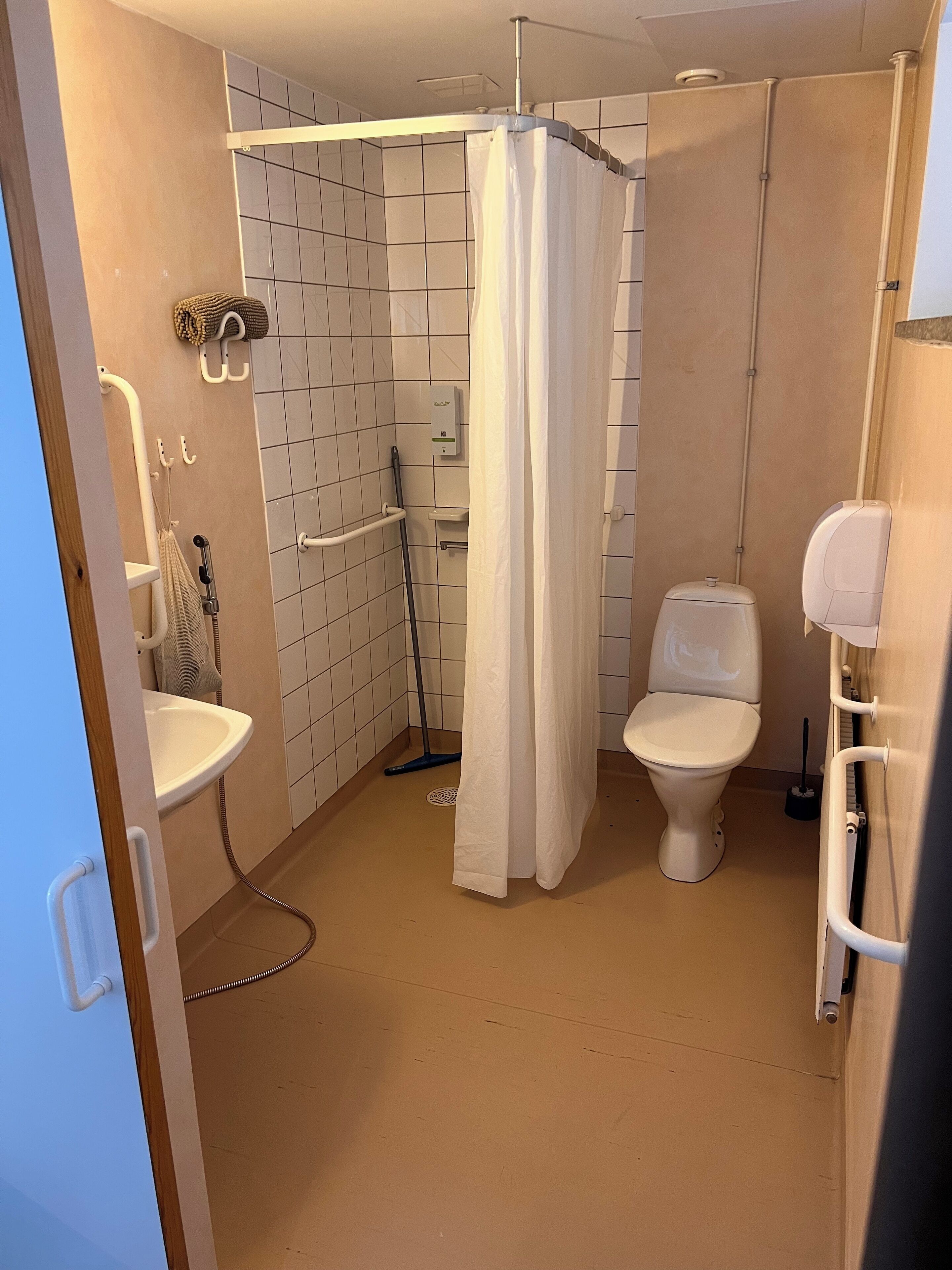 single room, 1 large single bed | bathroom | shower, free toiletries, bidet, towels