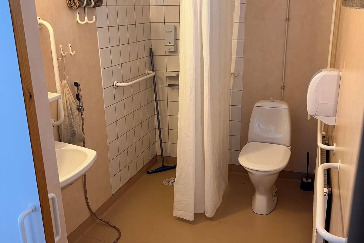 single room, 1 large single bed | bathroom | shower, free toiletries, bidet, towels