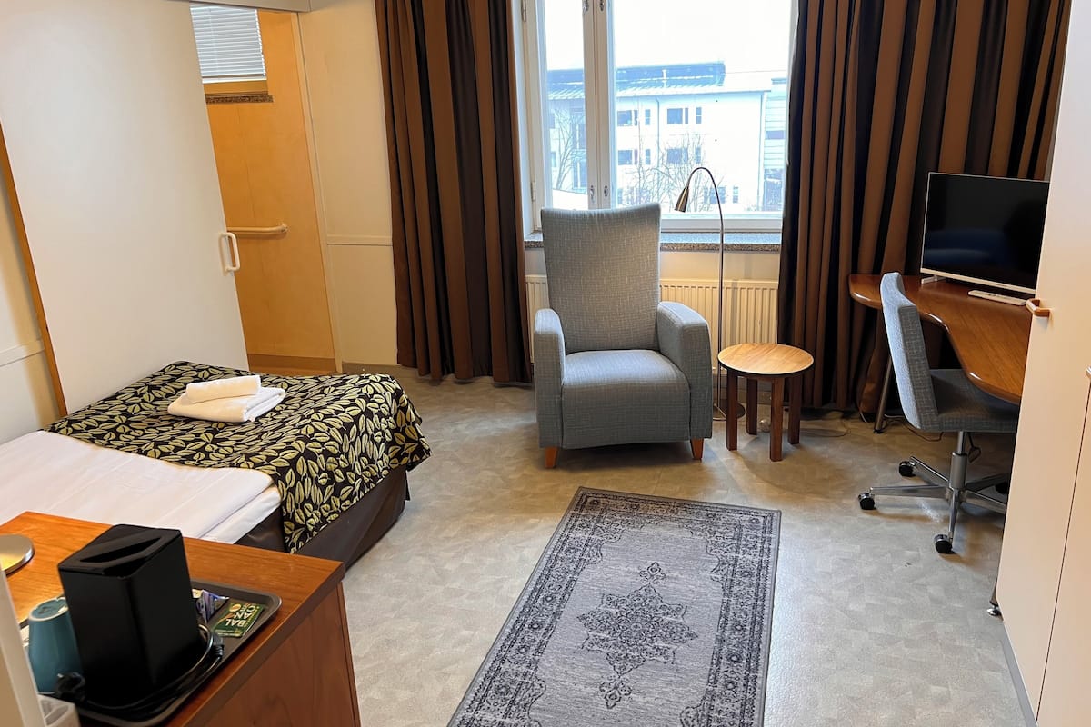 Eenpersoonskamer, 1 twijfelaar | Een bureau, een strijkplank/strijkijzer, gratis wifi, beddengoed