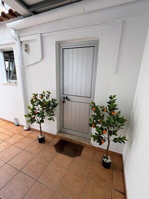 Quarto casal, banheiro privativo, no piso térreo | Individualmente decorados, individualmente mobiliados, escrivaninha