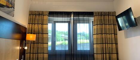 Escritorio, espacio para trabajar con laptop y cortinas blackout
