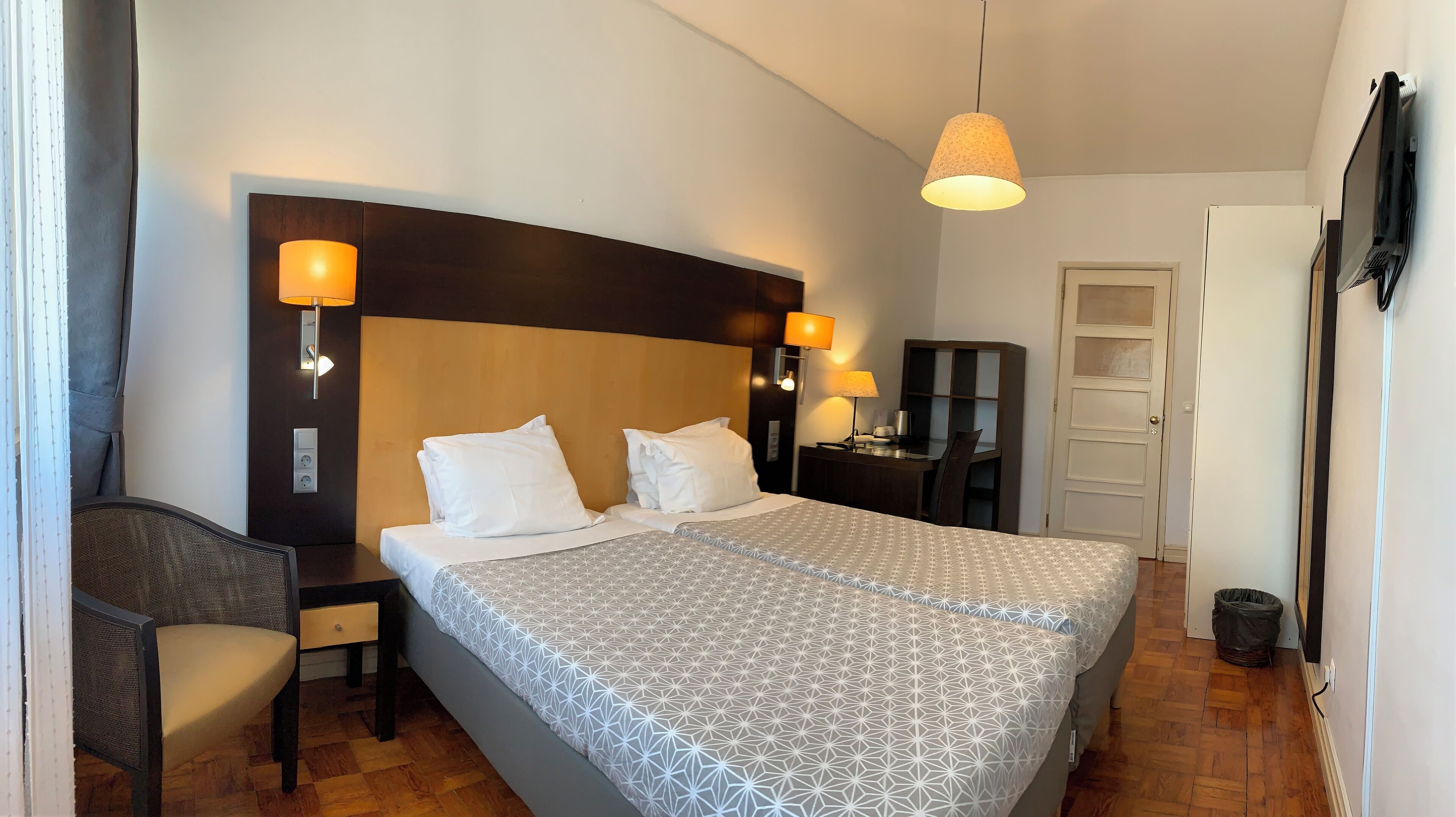 Habitación con 2 camas individuales, baño privado, planta baja | Decoración personalizada, muebles diferentes y escritorio 