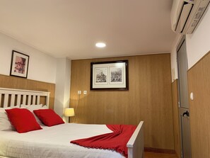 Habitación doble, baño privado, planta baja | Decoración personalizada, muebles diferentes y escritorio 