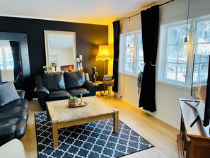 Căn hộ, 2 phòng ngủ, quang cảnh hồ | Khu phòng khách | Smart TV, Netflix 