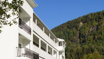 Vista frontal de la propiedad