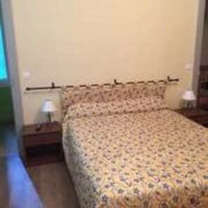 Bureau, lits bébé (gratuits), lits pliants/supplémentaires