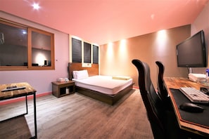 ビジネス ダブルルーム | 高級寝具、羽毛の掛け布団、デスク、遮光カーテン