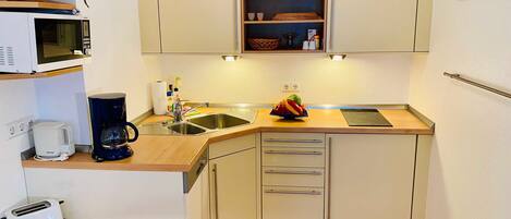 Jääkaappi, mikroaaltouuni, astianpesukone