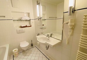 Douche, sèche-cheveux, serviettes fournies