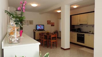 Apartment (Orchidea) | Essbereich im Zimmer