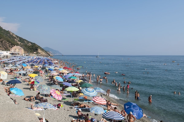 Privatstrand in der NĂ€he, LiegestĂŒhle, Sonnenschirme, Strandbar