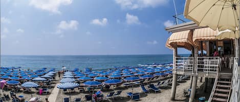 Privatstrand in der NĂ€he, LiegestĂŒhle, Sonnenschirme, Strandbar