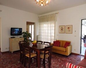 Apartment (Agapanto) | Living area | Flat-screen TV - Appartamenti Villa delle Ciliegie (Deiva Marina)