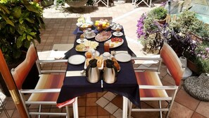 Daily continental breakfast (EUR 14 per person) - Appartamenti Villa delle Ciliegie (Deiva Marina)