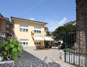 Front of property - Appartamenti Villa delle Ciliegie (Deiva Marina)
