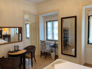 Decoración personalizada, muebles diferentes y escritorio 
