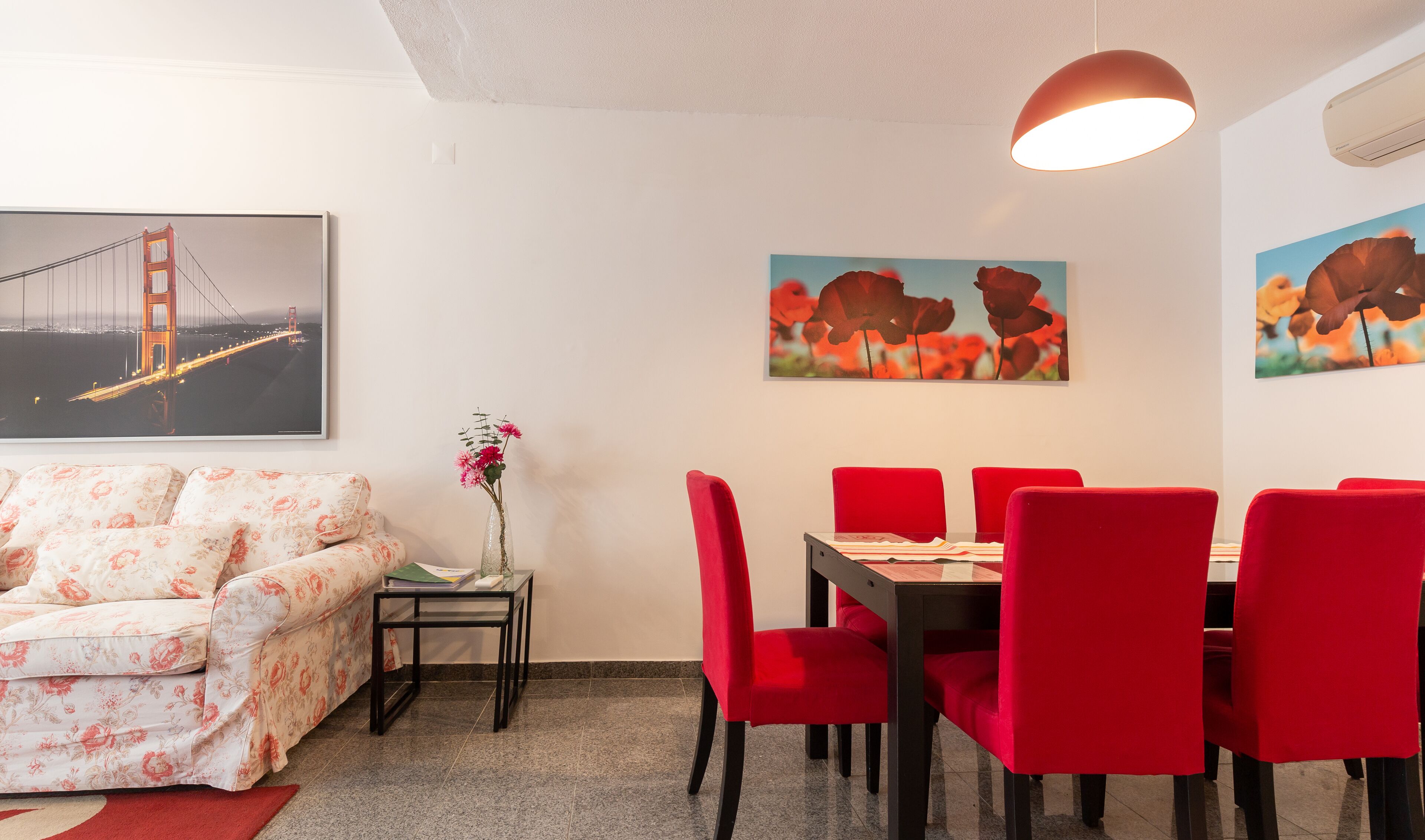 Apartamento urbano, 1 quarto | Sala de estar | TV de tela plana 90 cm com canais a cabo, TV