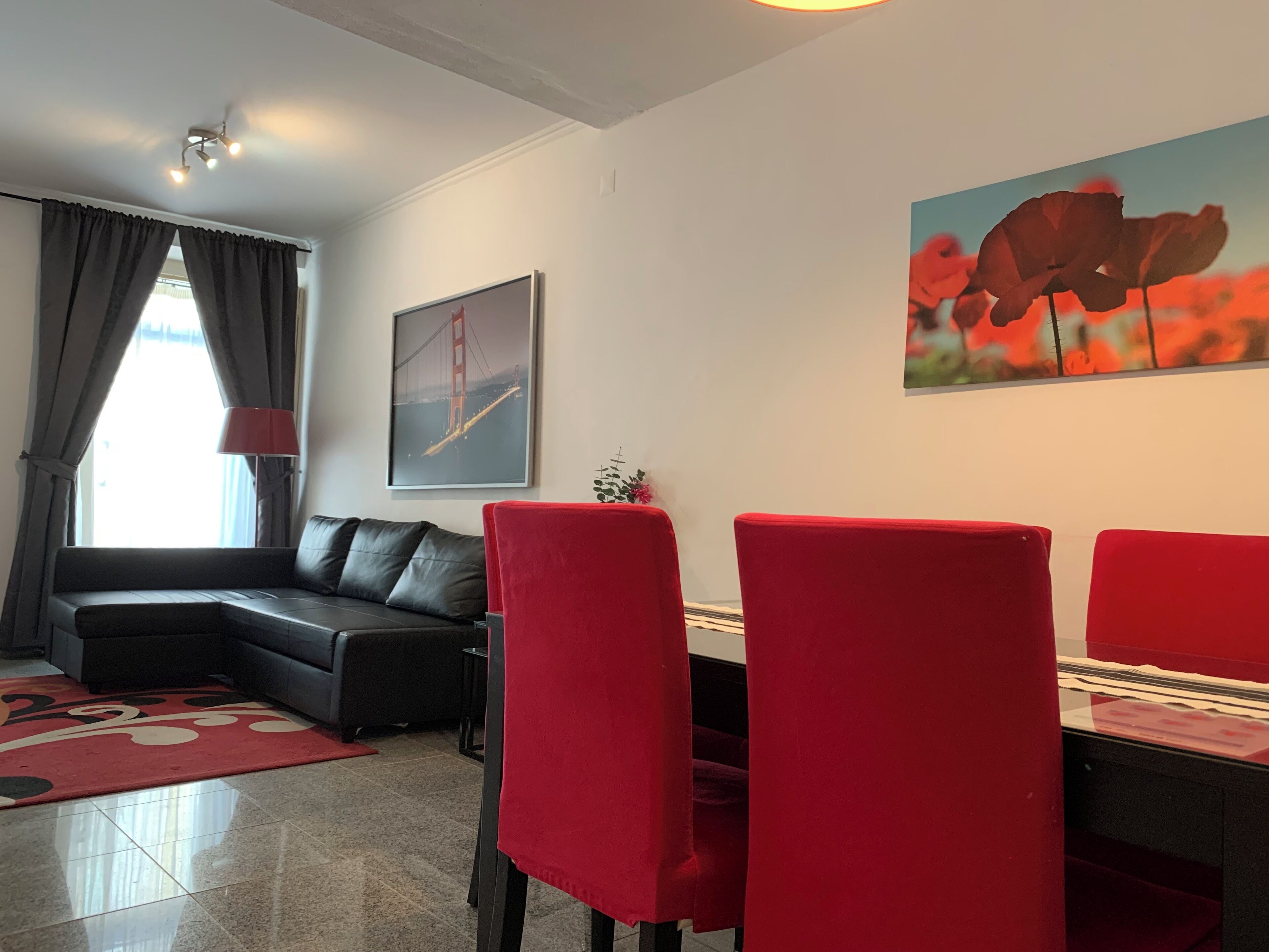 Apartamento urbano, 1 quarto | Área de estar | TV de tela plana 90 cm com canais a cabo, TV
