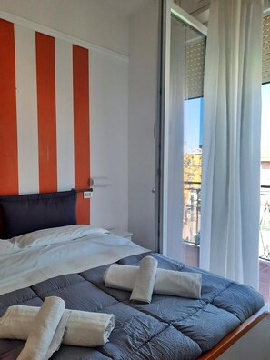 Cofres nos quartos, escrivaninha, Wi-Fi de cortesia, roupa de cama