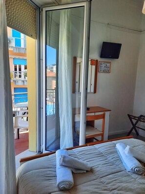 Coffres-forts dans les chambres, bureau, Wi-Fi gratuit, draps fournis