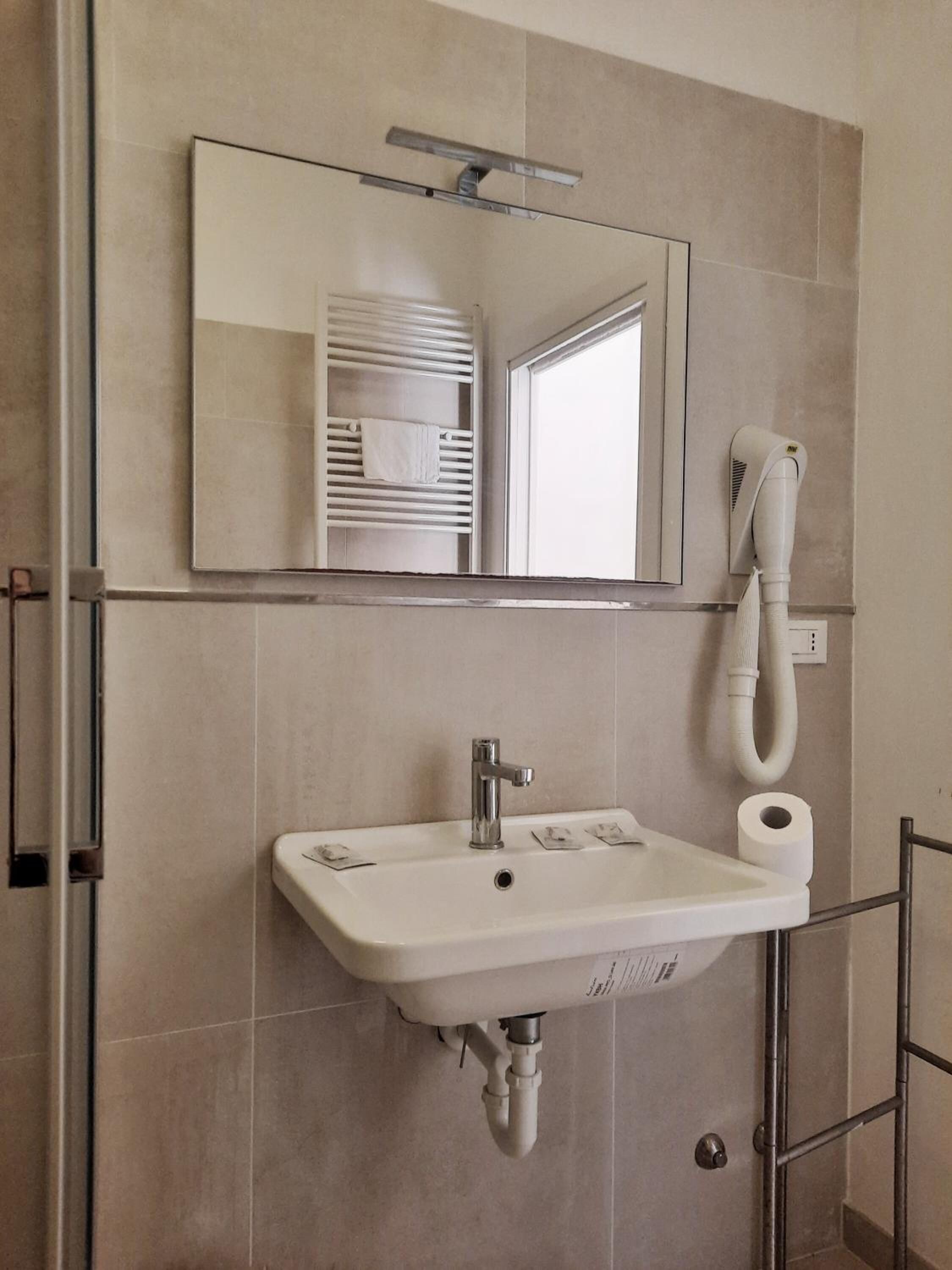 shower, free toiletries, towels