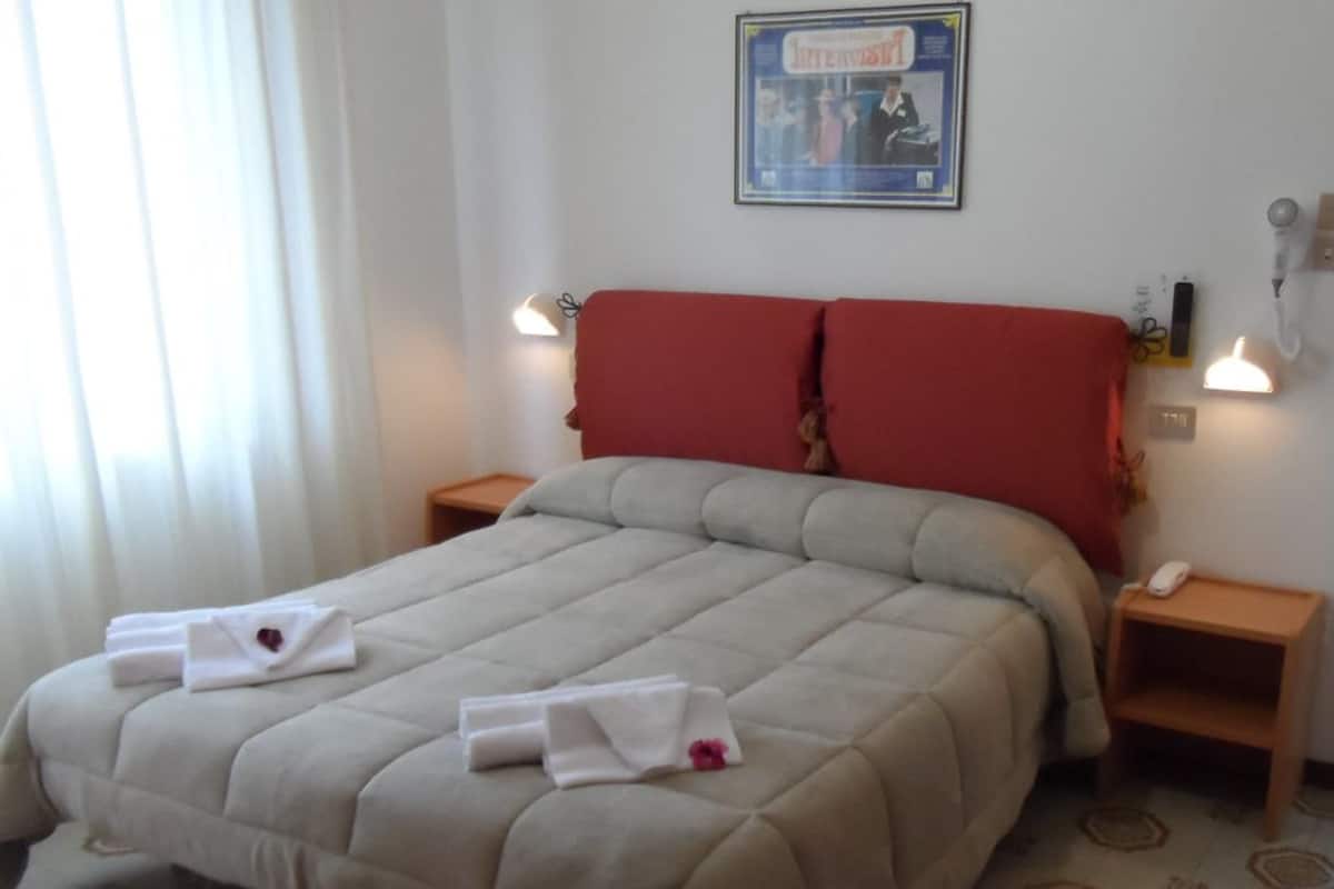 Una cassaforte in camera, una scrivania, Wi-Fi gratuito, lenzuola