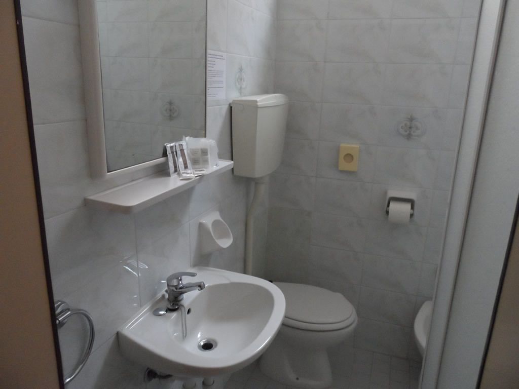 economy triple room | bathroom | shower, free toiletries, towels