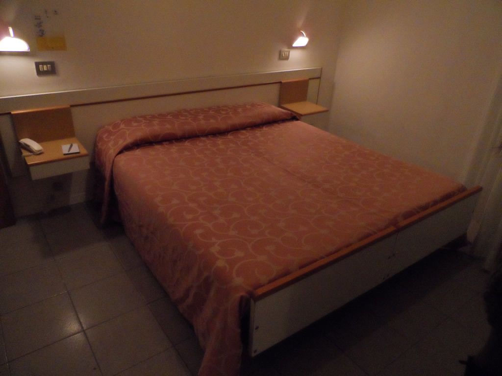 economy double or twin room | in-room safe, desk, free wifi, bed sheets