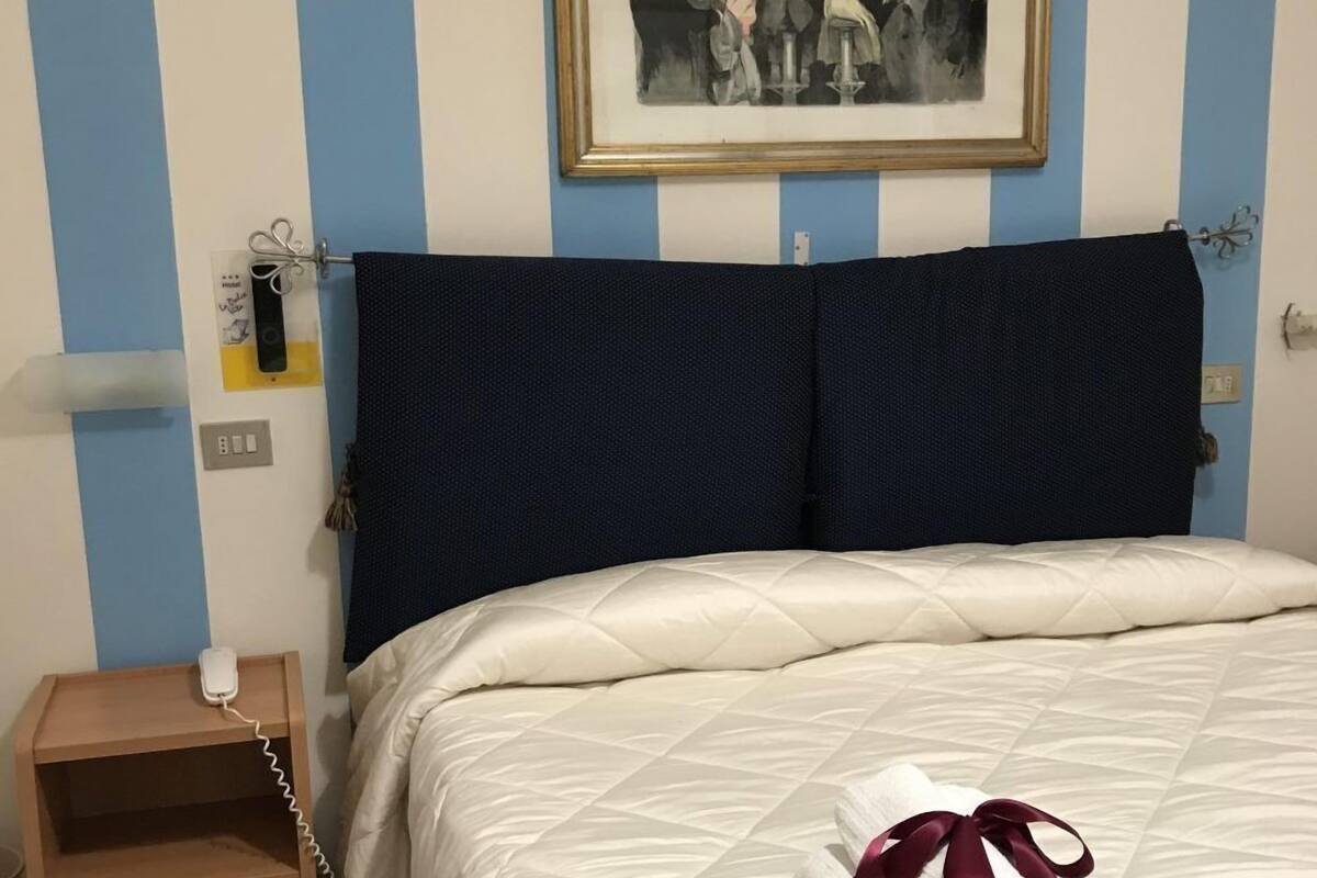 Basic-Dreibettzimmer | Zimmersafe, Schreibtisch, kostenloses WLAN, Bettwäsche