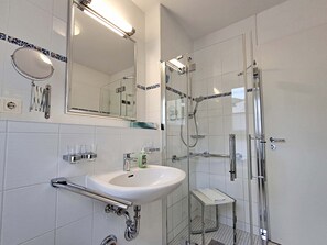 Dusche, Haartrockner, Handtücher
