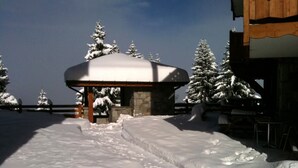 A snow-covered outdoor area with a stone building and wooden fence. - C202 - 42 m2 - 2P+Cab - 4/6 pers (Prapoutel)