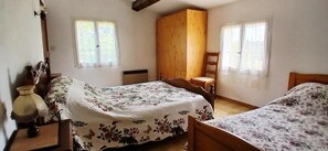 2 Schlafzimmer, Bügeleisen/Bügelbrett
