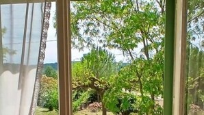 A room with a sliding glass door leading to an outdoor patio with a table and chairs. - Quiet cottage in the countryside (Figanières)