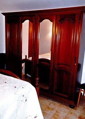 2 chambres, fer et planche Ă repasser