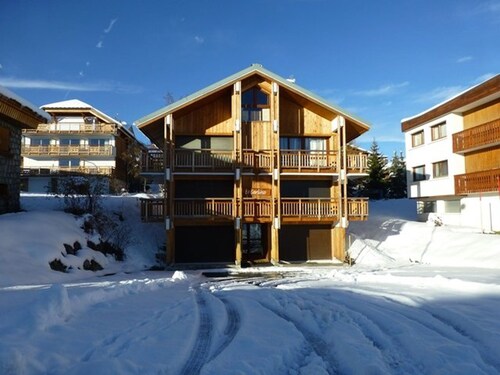 Studio 4 pers, coeur station, prox pistes, balcon, animaux OK, TV, cuisine équipée, casier à skis