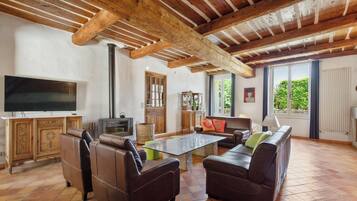 TV, fireplace, DVD player, stereo