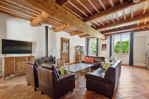 TV, peis, DVD-spiller og stereoanlegg