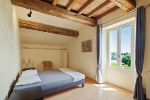 5 bedrooms, iron/ironing board, Internet