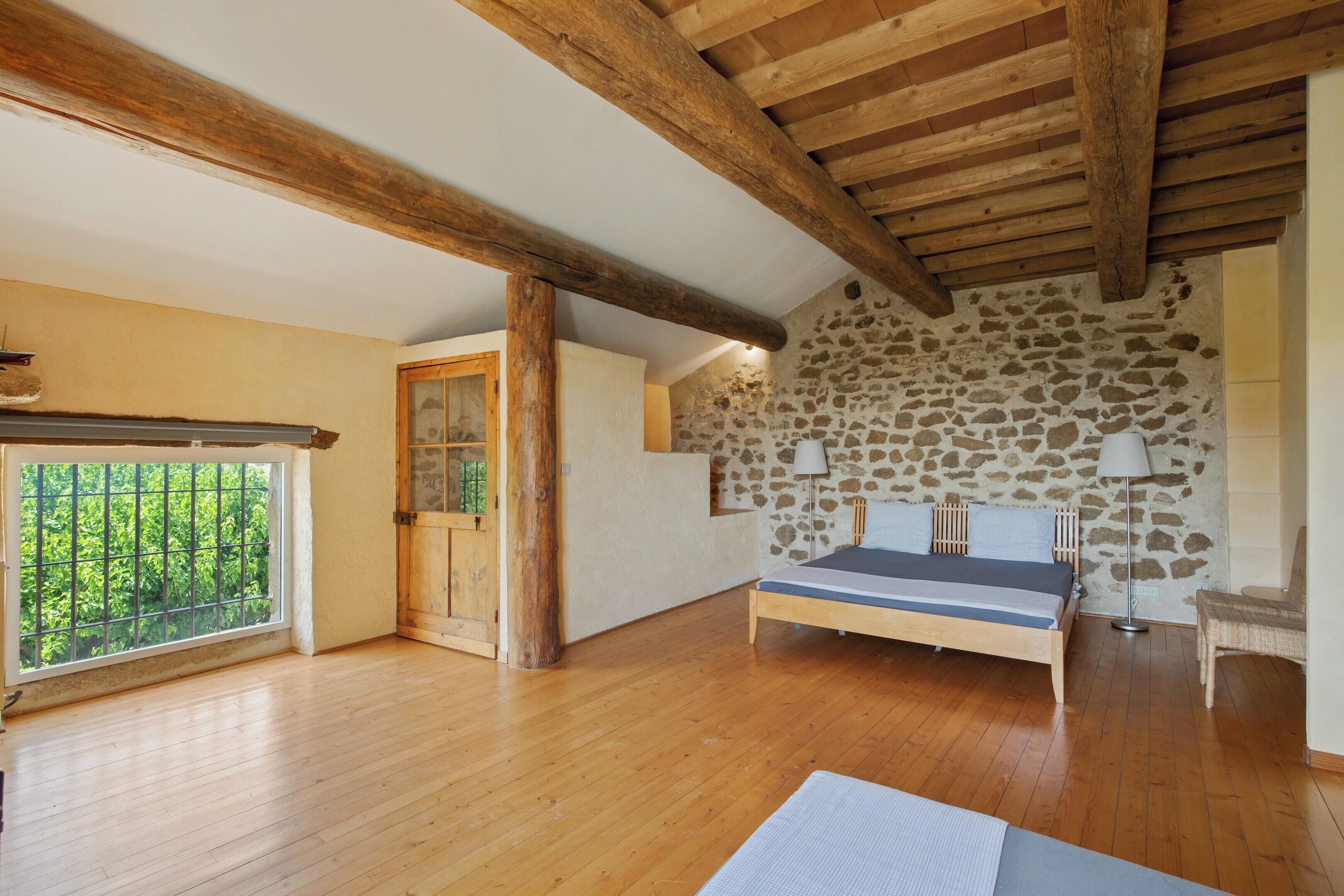 5 bedrooms, iron/ironing board, internet