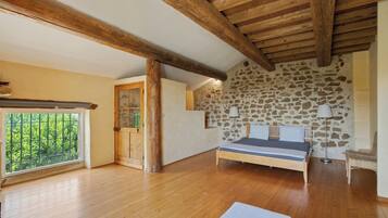 5 bedrooms, iron/ironing board, internet